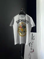 تیشرت اورجینال Warner Bros مدل Hogwarts Logo Shirt - تصویر 2